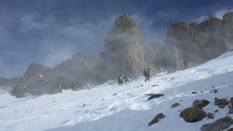 Group of climbers caught in a snow storm 스톡 동영상 70754690