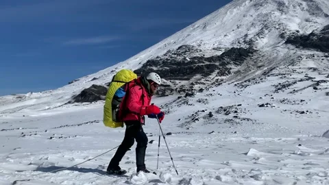 Group of climbers walk in a bundle near the Klyuchevskaya Sopka Stock-Footage 140373944