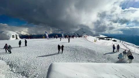 A group of clouds in the sky over a snow covered slope 库存影片 253191179
