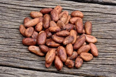 Group of cocoa beans on table Foto stock