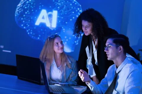 Group collaborates on artificial intelligence project in modern office settin Foto stock