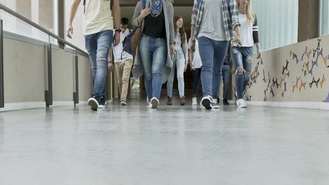 Group of college students walking in corridor Vídeo Stock 106358156