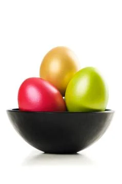 Group of colored Easter Eggs in saucer on white background. Foto stock