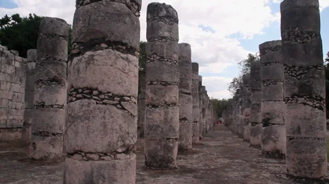 Group of columns front of a temple of warriors at Chichen Itza Video stock 34280581