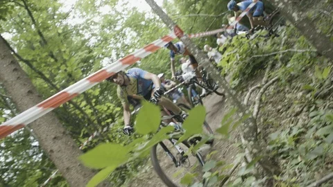Group of competiteve cyclist driving down the road Vídeos de archivo 100651849