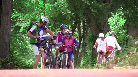 Group of cyclists prepare for startingand then start on the bike path 스톡 동영상 58737098