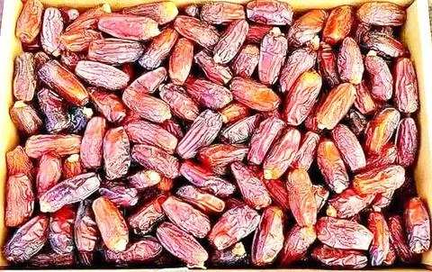 A group of dates in a box or The box set of date palms. Foto stock
