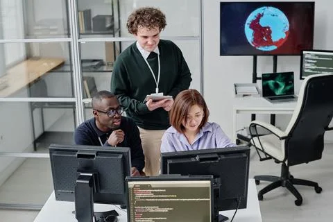 Group of developers working in team 库存照片