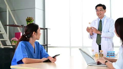 Group of doctors brainstorm meeting with computer laptop at the hospital. Stock-Footage 138071680