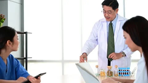 Group of doctors brainstorm meeting with computer laptop at the hospital. Stock-Footage 138071710