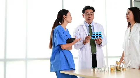 Group of doctors brainstorm meeting with computer laptop at the hospital. Stock-Footage 142852208