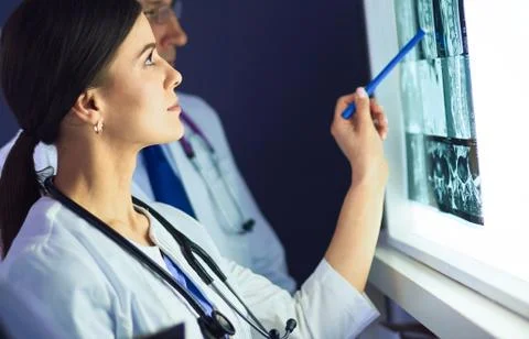 Group of doctors examining x-rays in a clinic, thinking of a diagnosis Stock-Fotos