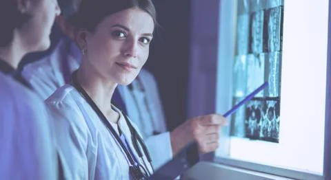 Group of doctors examining x-rays in a clinic, thinking of a diagnosis Stock-Fotos
