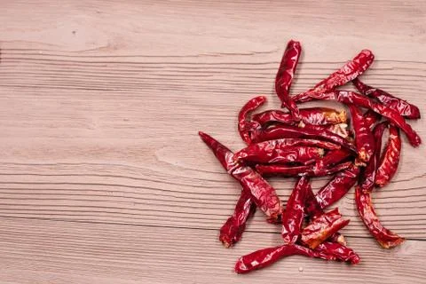 Group of dried pepper put at the right side,on grunge wooden timber board. Foto stock