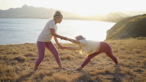 Group of elderly people doing yoga at sunset Video stock 123075866