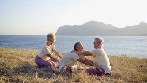 Group of elderly people doing yoga at nature Video stock 123076356