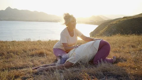 Group of elderly people doing yoga at sunset Video stock 123077036