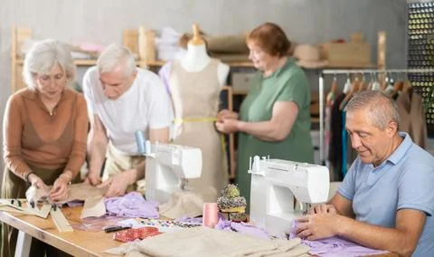 Group of elderly people at sewing master class Stockfoto's