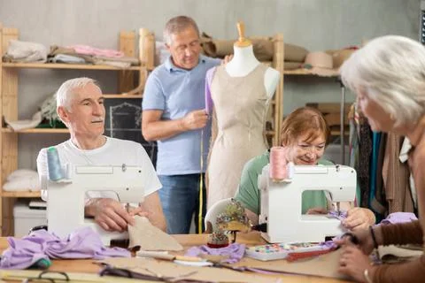 Group of elderly people at sewing master class Stockfoto's
