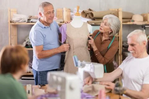 Group of elderly people at sewing master class Foto stock