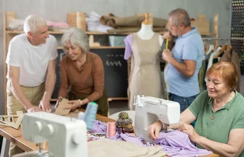 Group of elderly people at sewing master class Stockfoto's