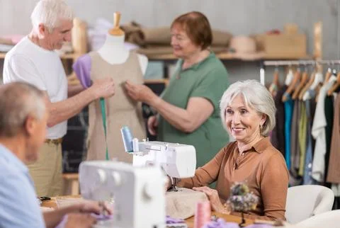 Group of elderly people at sewing master class Foto stock