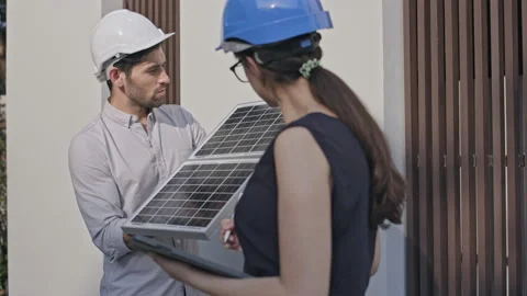 Group Electrical Engineer Technician Talk to business people to invest in solar  Vidéo 143475177