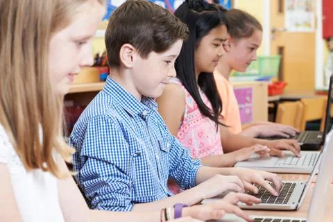Group Of Elementary School Children In Computer Class Foto stock