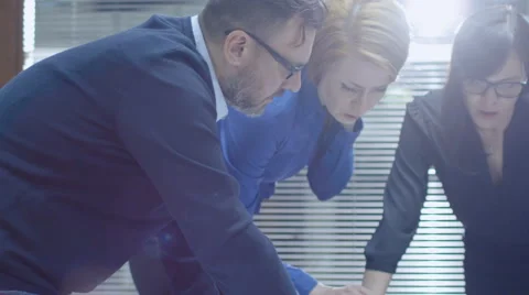 Group of employees are having a conversation in meeting room Vídeo Stock