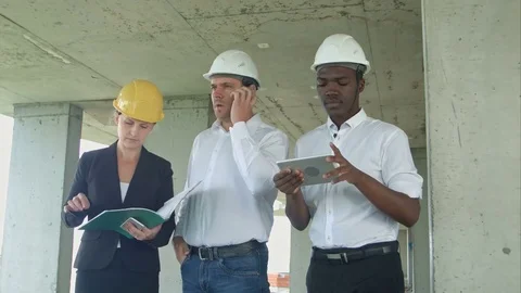 Group of engineers and experts discuss about construction site 스톡 동영상 82804033