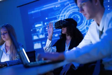 Group evaluates virtual reality technology during a workshop in a modern of.. Foto stock