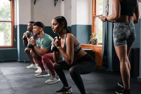 Group exercising with dumbbells in gym, working on arms and legs 库存插图