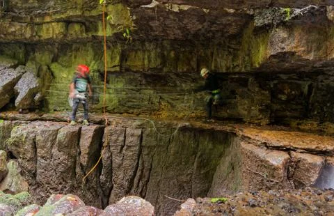 Group of explorers at Mayei Cave in Ecuador capturing stunning long exposure Foto stock