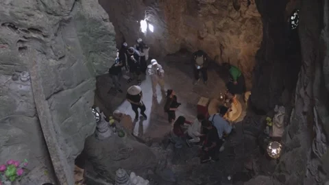 Group explores ancient cave with unique rock formations and artifacts Video stock 312242517