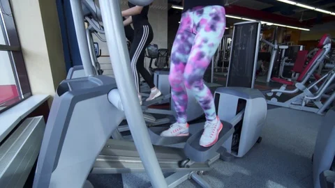 Group of Female using Exercise Equipment in Gym 库存影片 122567087