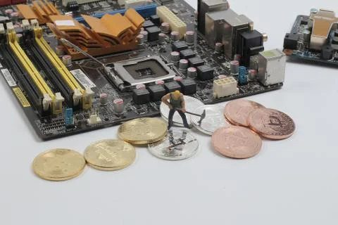 A group figure mining bitcoins from computer Fotos de archivo