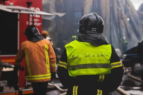 Group of fire men in protective uniform during fire fighting operation in t.. Foto stock