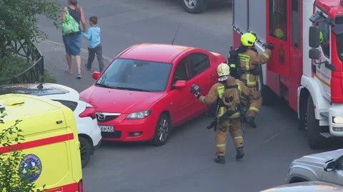 Group of firefighters rush to put out a fire in an apartment building Video stock 199281937
