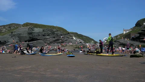 Group of first time surfers training on the beach Vídeos de archivo 159999004