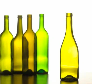 GROUP OF FIVE EMPTY WINE BOTTLES Foto stock