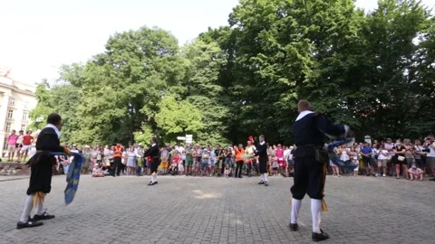 A group of flag throwers making a performance on the square. Vidéo 157550280