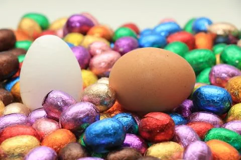 A group of foil wrapped chocolate easter eggs in rainbow colors Foto stock