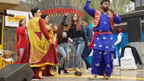 Group of folk artist perform dancing Vídeo Stock 103299824
