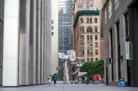 Group of four Trees Statue Chase Manhattan Plaza NYC Pedestrians Foto stock