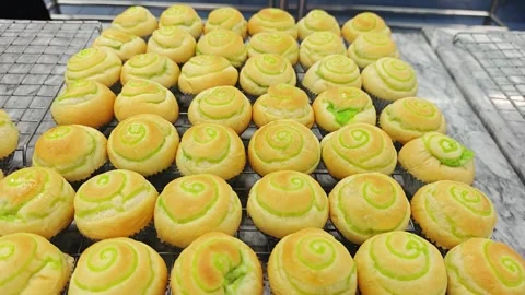 Group of fresh baked Thai pandan custard buns on a cooling rack. Vídeo Stock 344034996