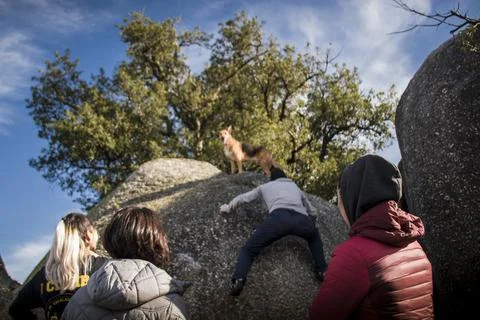 Group of friends doing boulder Stock-Fotos