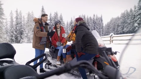 Group of friends drinking tea in the mountains  스톡 동영상 87729034