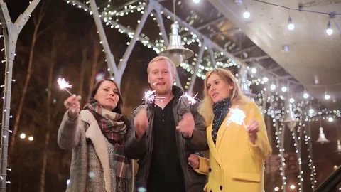 The group of friends with fireworks on the background of night city 库存影片 75158157