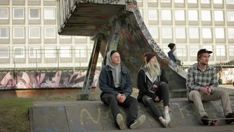 Group of friends give high five to skater Video stock 74403299