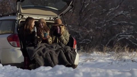 Group Of Friends Hang Out In Back Of SUV, Enjoy Hot Cocoa And Warming Up Видео 72289841
